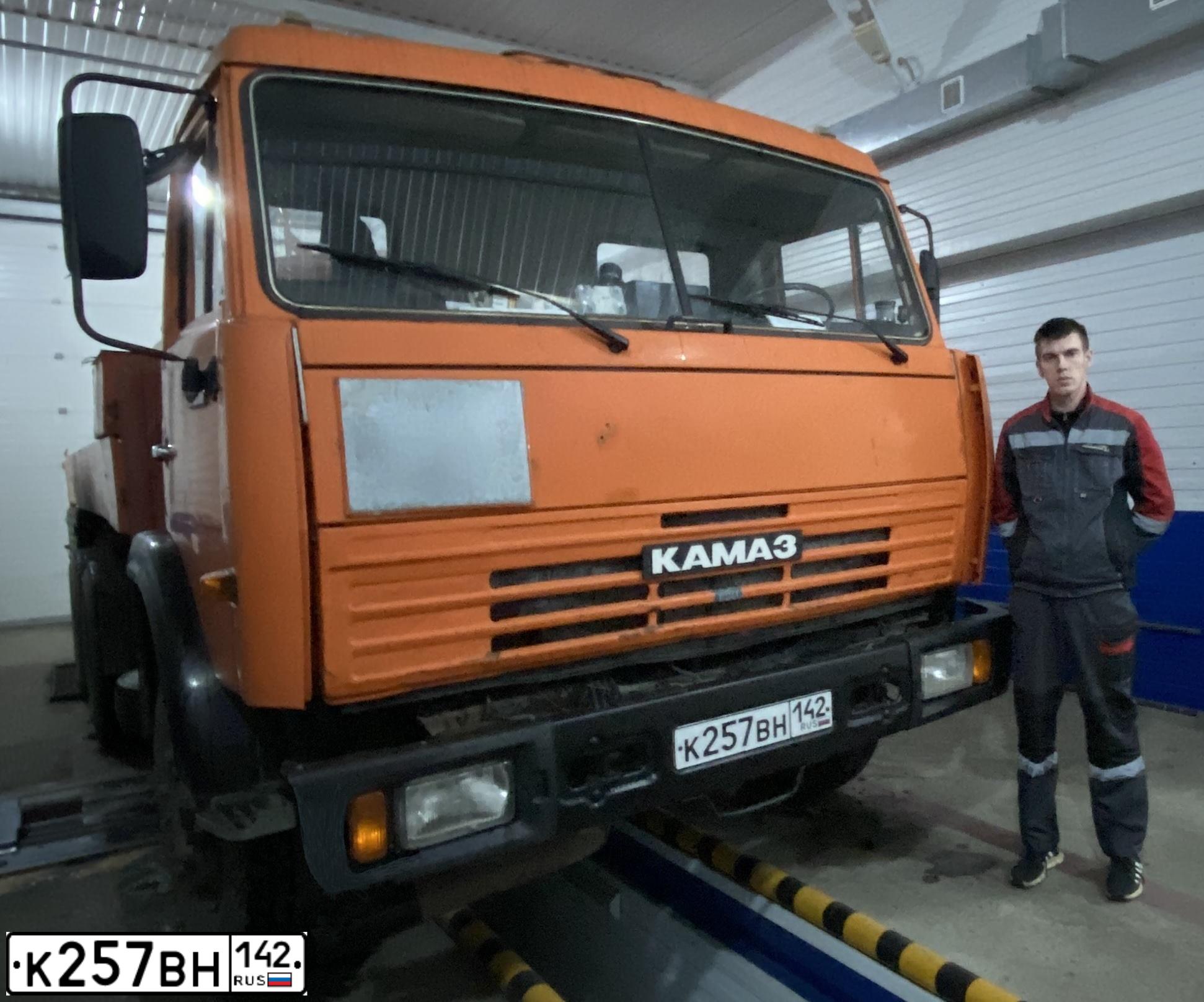 Фото автомобиля KAMAZ 53215 /6X4/, 2003 — госномер К257ВН142. Цвет: Оранжевый