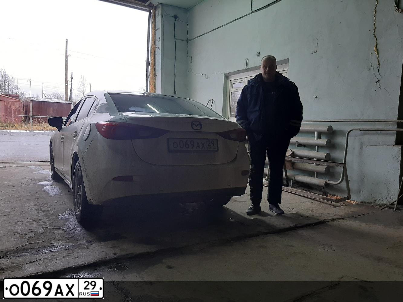 Фото автомобиля MAZDA 3, 2014 — госномер О069АХ29. Цвет: БЕЛЫЙ