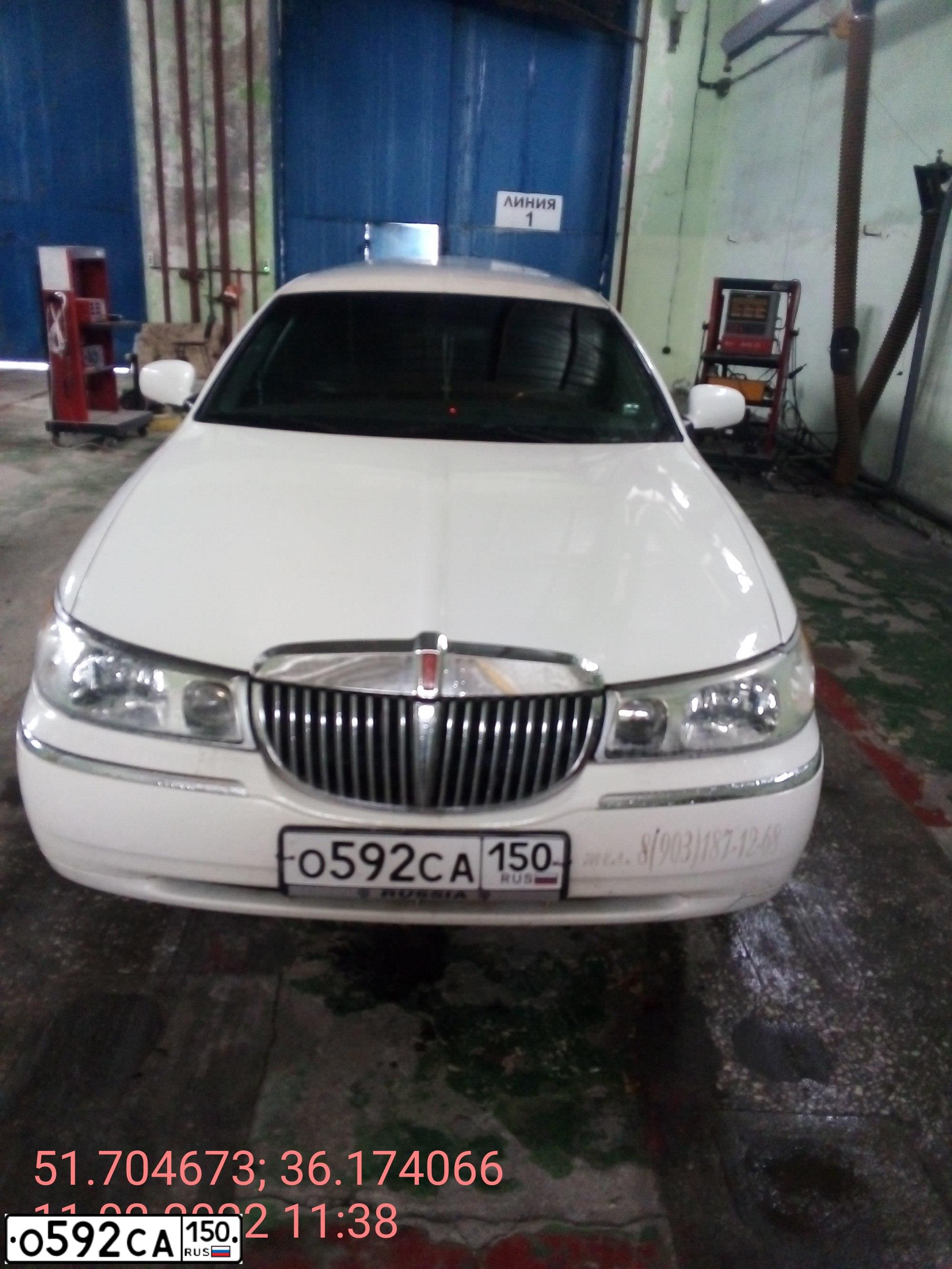 Фото автомобиля ЛИНКОЛЬН TOWN CAR EXECUTIVE, 2002 — госномер В419РН09. Цвет: Белый