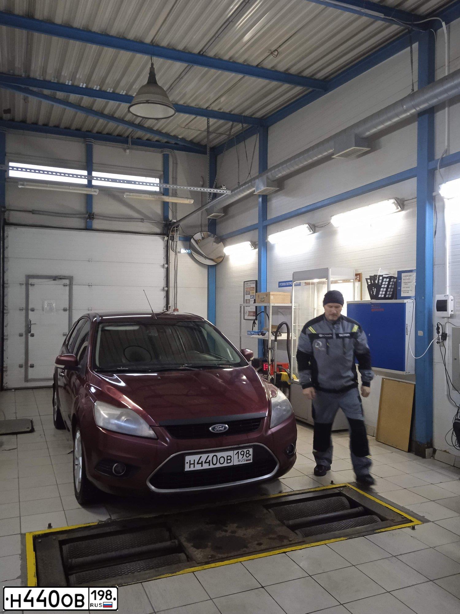 Фото автомобиля FORD FOCUS, 2008 — госномер Н440ОВ198. Цвет: ВИШНЕВЫЙ
