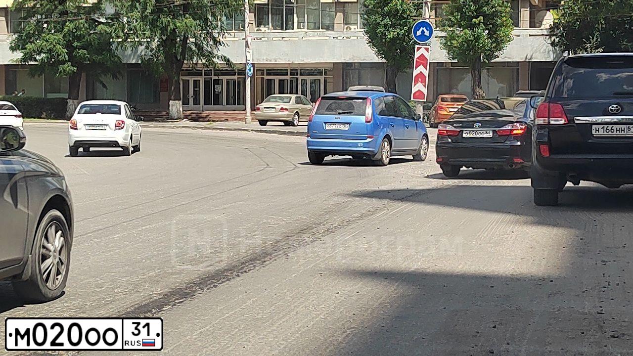 Фото автомобиля MITSUBISHI PAJERO SPORT, 2019 — госномер М020ОО31. Цвет: Серебристый