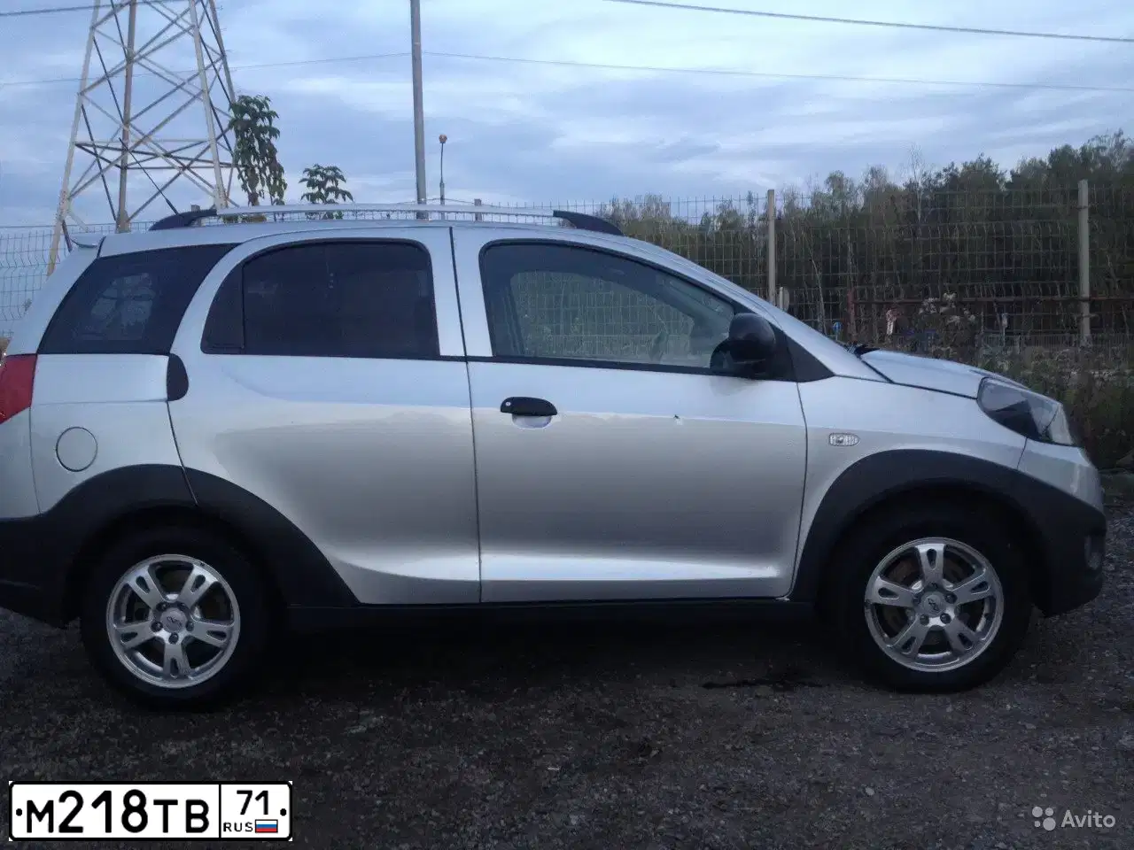 Фото автомобиля CHERY INDIS /S18/, 2011 — госномер Е699ХХ53. Цвет: СЕРЕБРИСТЫЙ