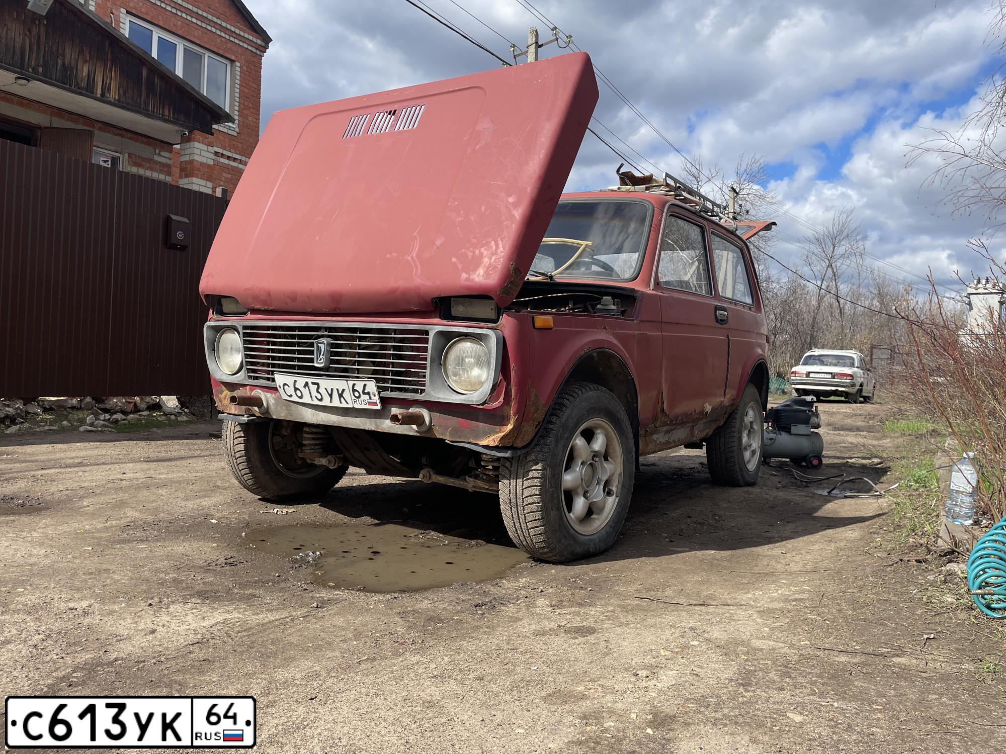 Фото автомобиля LADA 2121 NIVA, 1983 — госномер С613УК64. Цвет: Красный