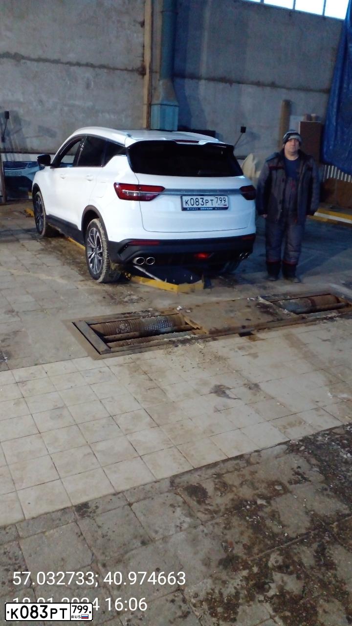 Фото автомобиля GEELY COOLRAY, 2020 — госномер В429ТЕ37. Цвет: Белый