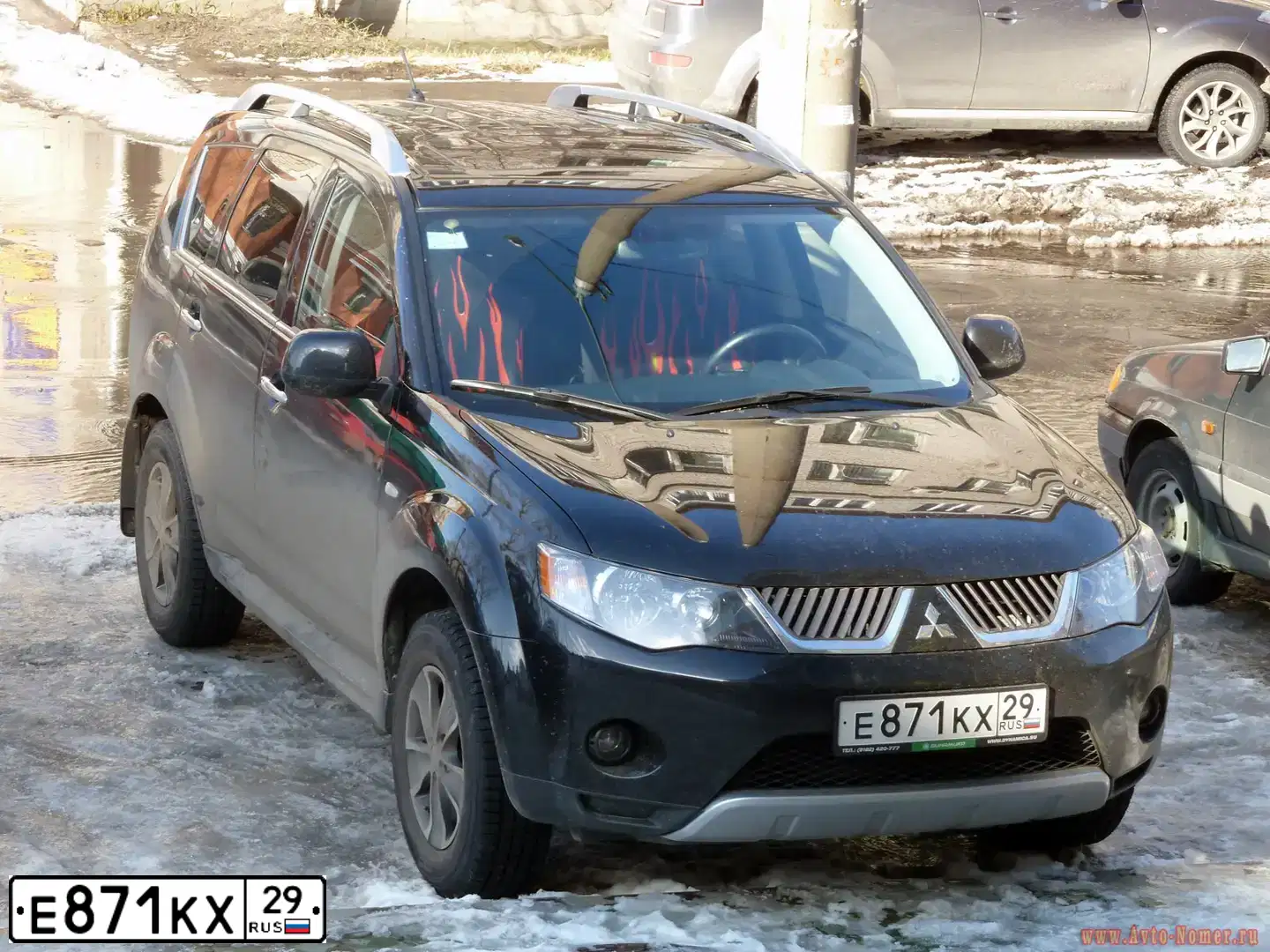 Фото автомобиля MITSUBISHI OUTLANDER, 2008 — госномер Е871КХ29. Цвет: ЧЕРНЫЙ