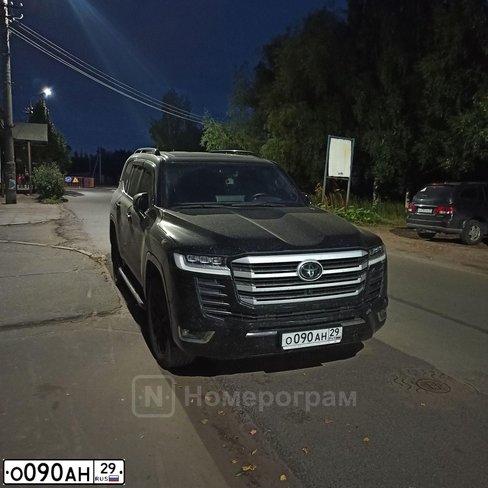 Фото автомобиля TOYOTA LANDCRUISER 200, 2020 — госномер О090АН29. Цвет: ЧЕРНЫЙ
