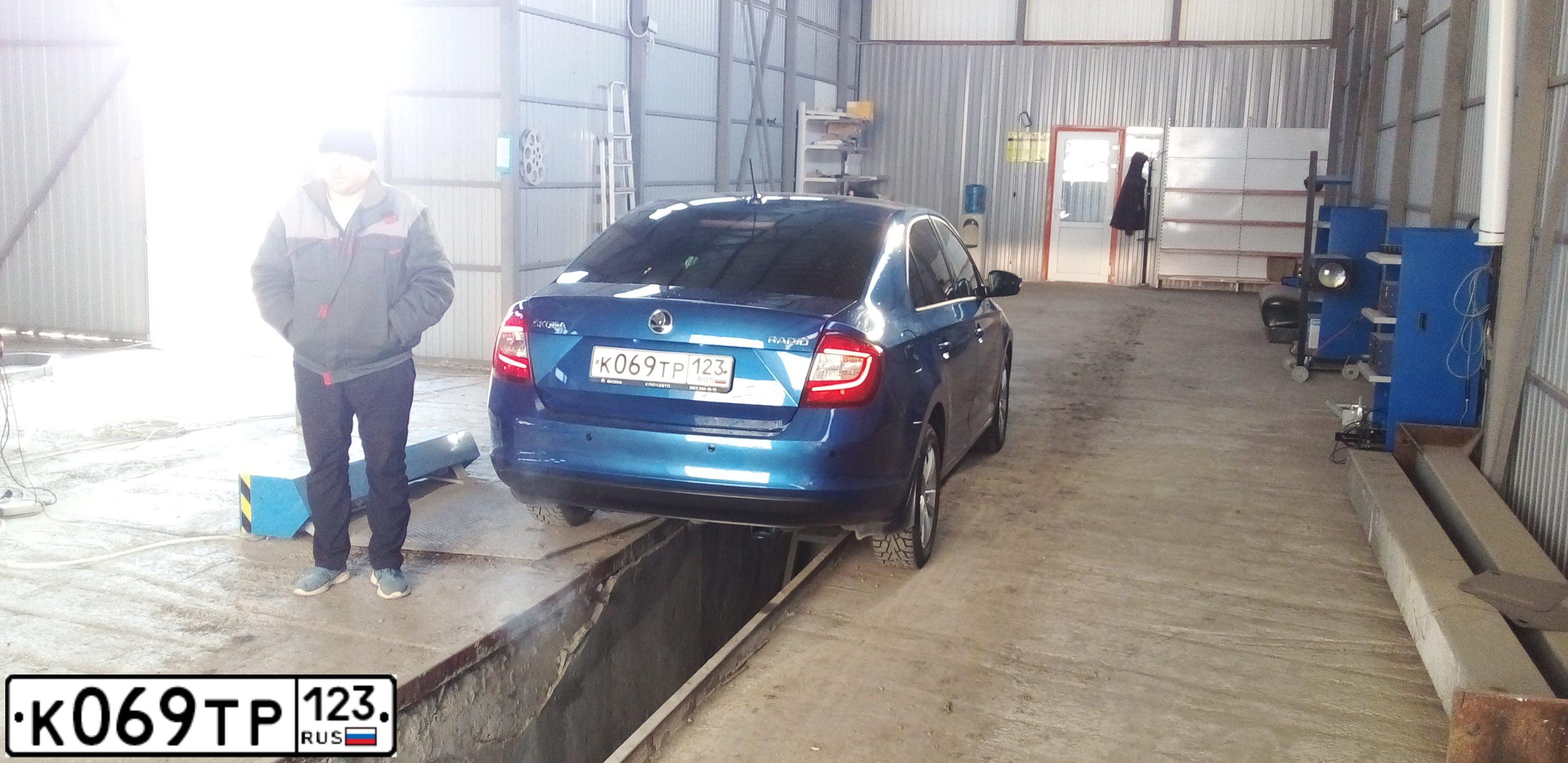 Фото автомобиля SKODA RAPID, 2017 — госномер М032РН797. Цвет: ЯРКО-СИНИЙ