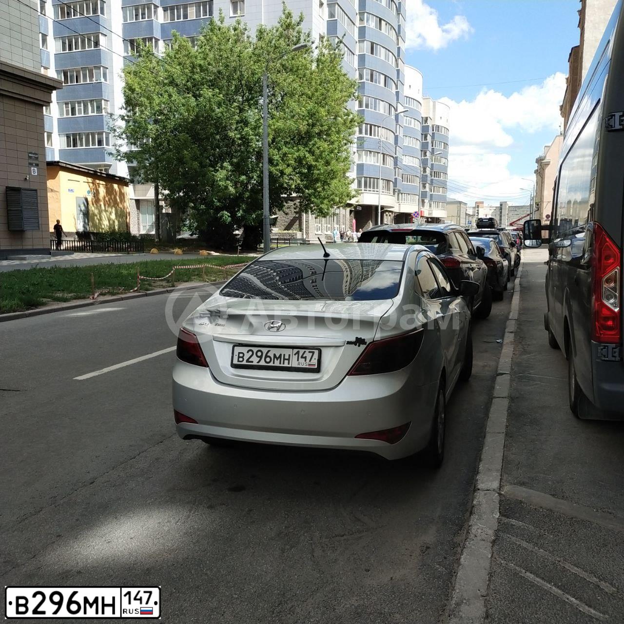 Фото автомобиля HYUNDAI SOLARIS, 2016 — госномер У715ЕХ178. Цвет: Серебристый