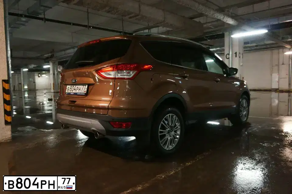 Фото автомобиля FORD KUGA, 2013 — госномер В804РН77. Цвет: Золотисто-коричневый