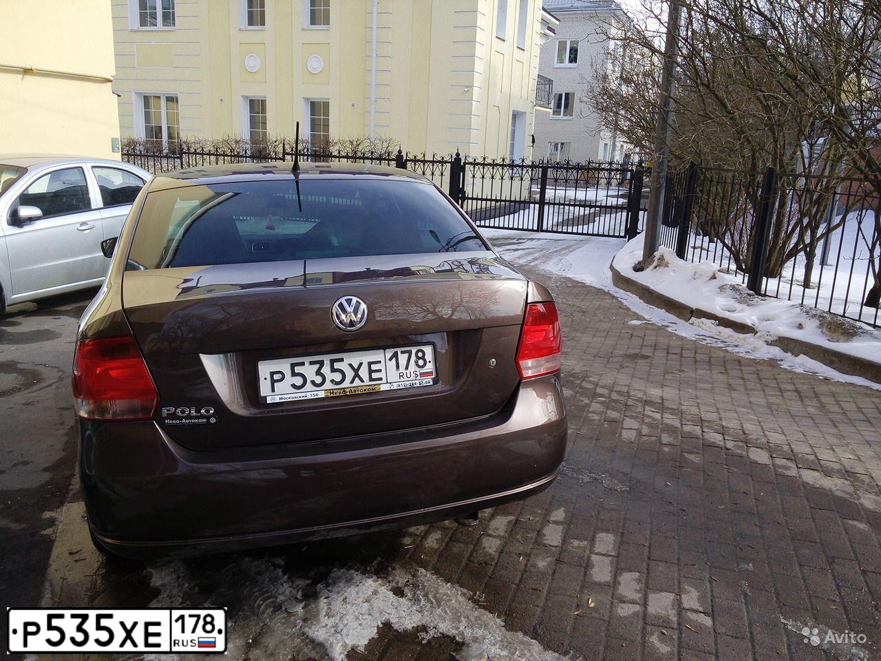 Фото автомобиля VOLKSWAGEN POLO, 2014 — госномер Р535ХЕ178. Цвет: Коричневый