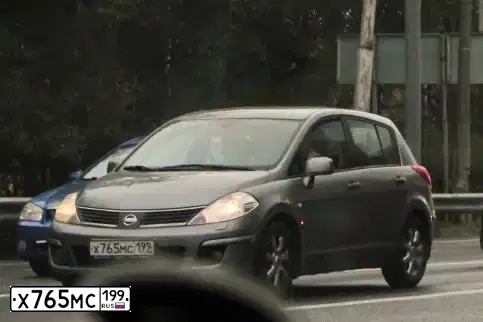 Фото автомобиля NISSAN TIIDA, 2008 — госномер У587АК977. Цвет: Серый