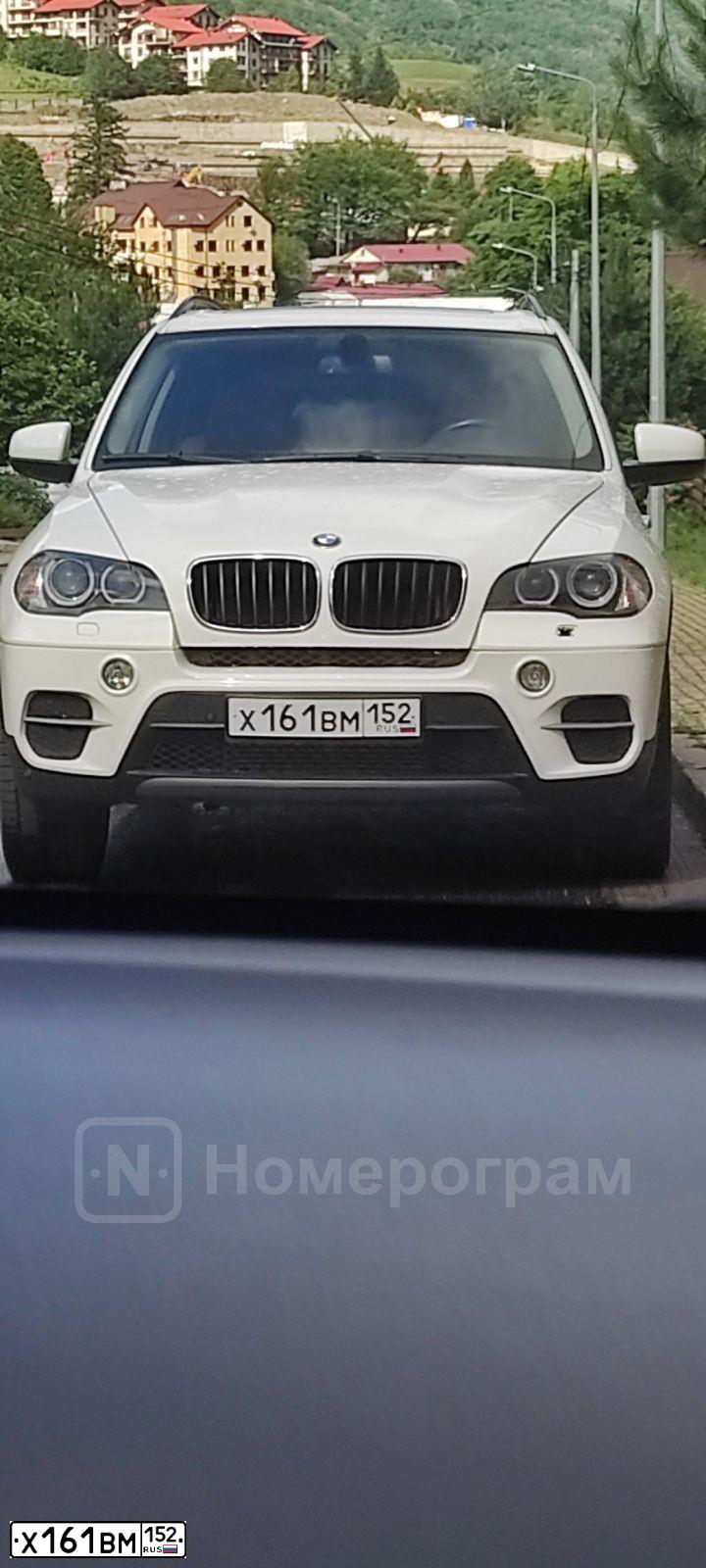 Фото автомобиля BMW X5, 2010 — госномер Х161ВМ152. Цвет: Белый