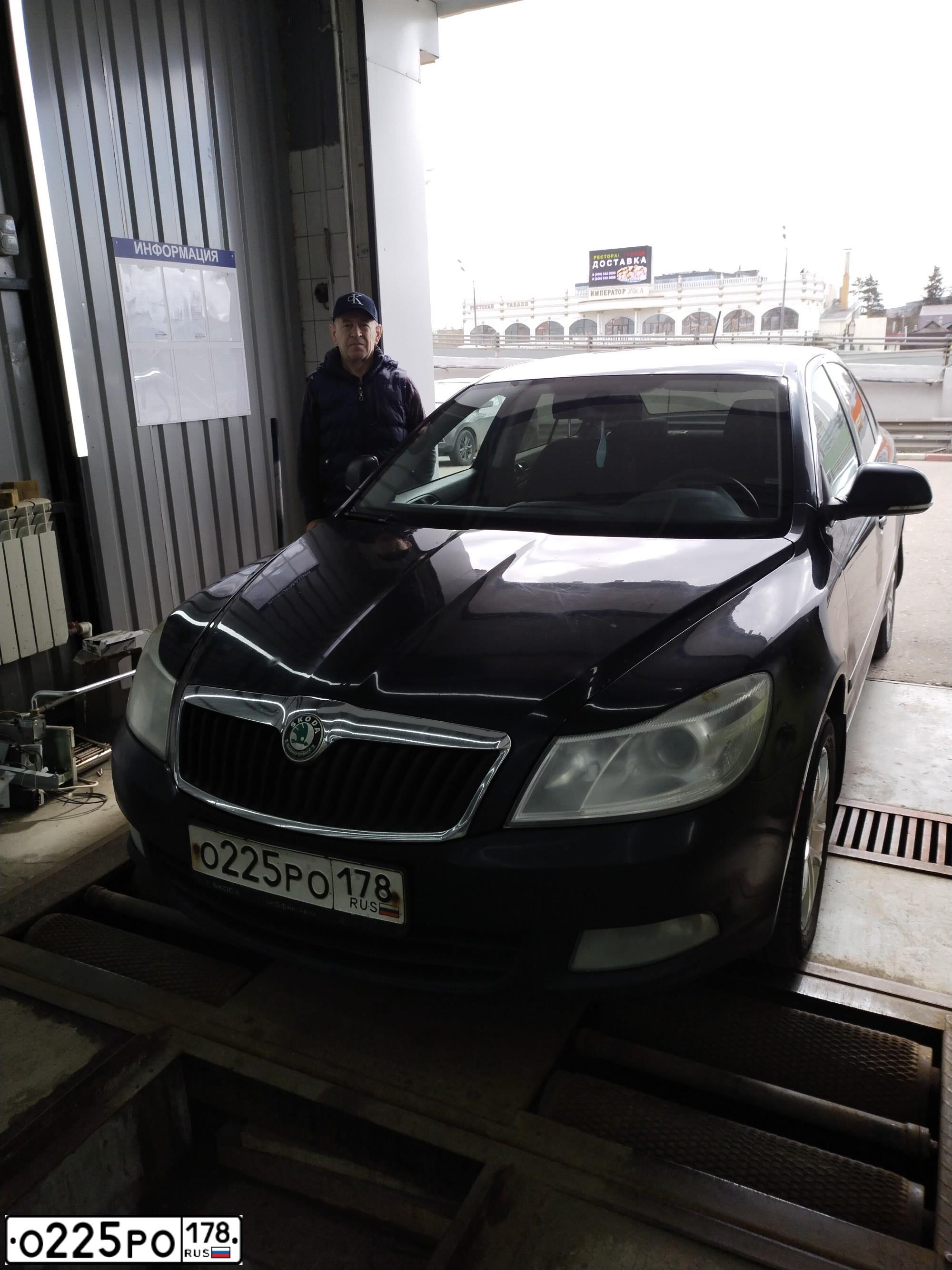 Фото автомобиля ШКОДА OCTAVIA, 2012 — госномер А801АР550. Цвет: ЧЕРНЫЙ