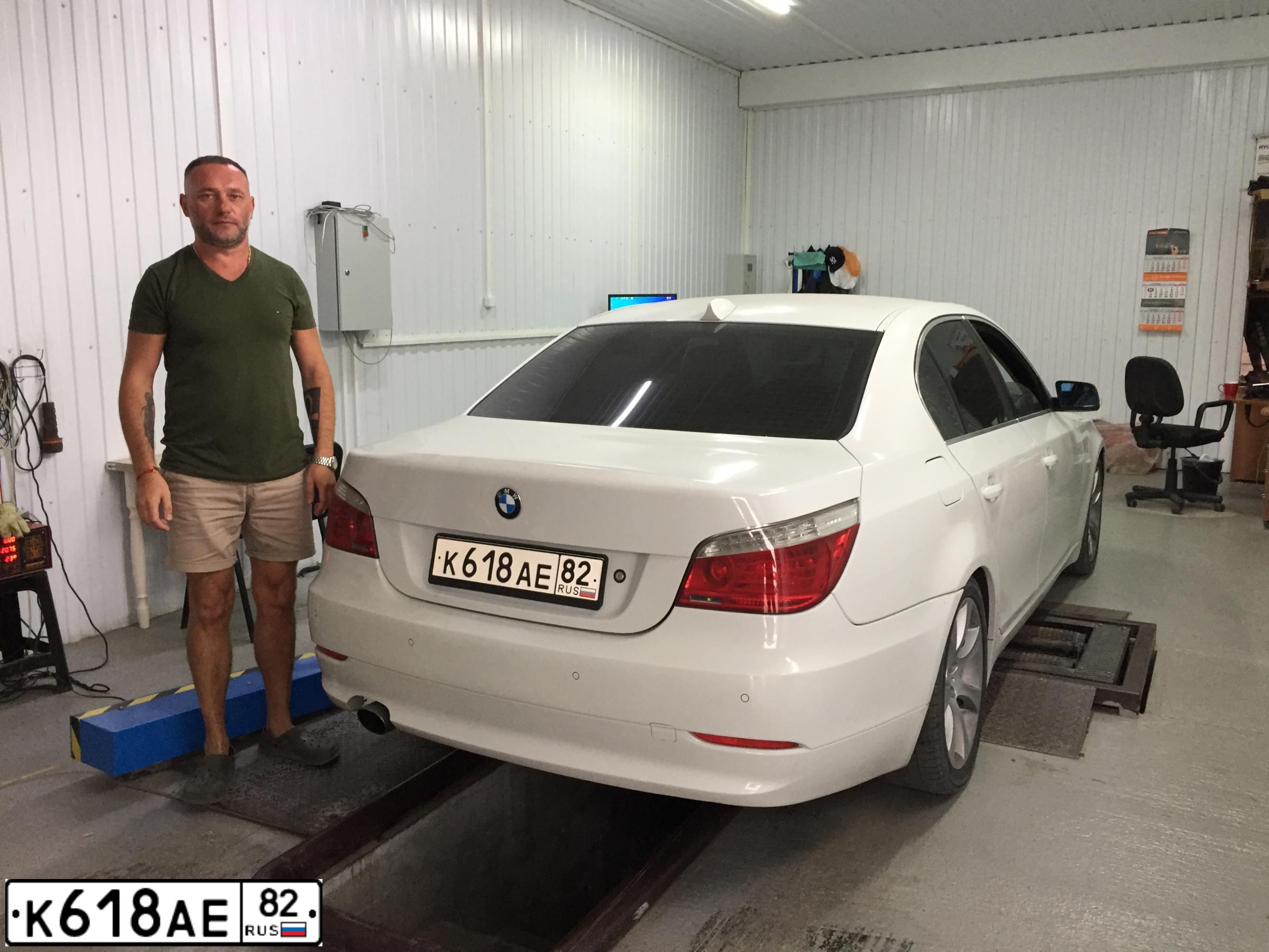 Фото автомобиля BMW SERIE 5, 2008 — госномер Н280РХ82. Цвет: Белый