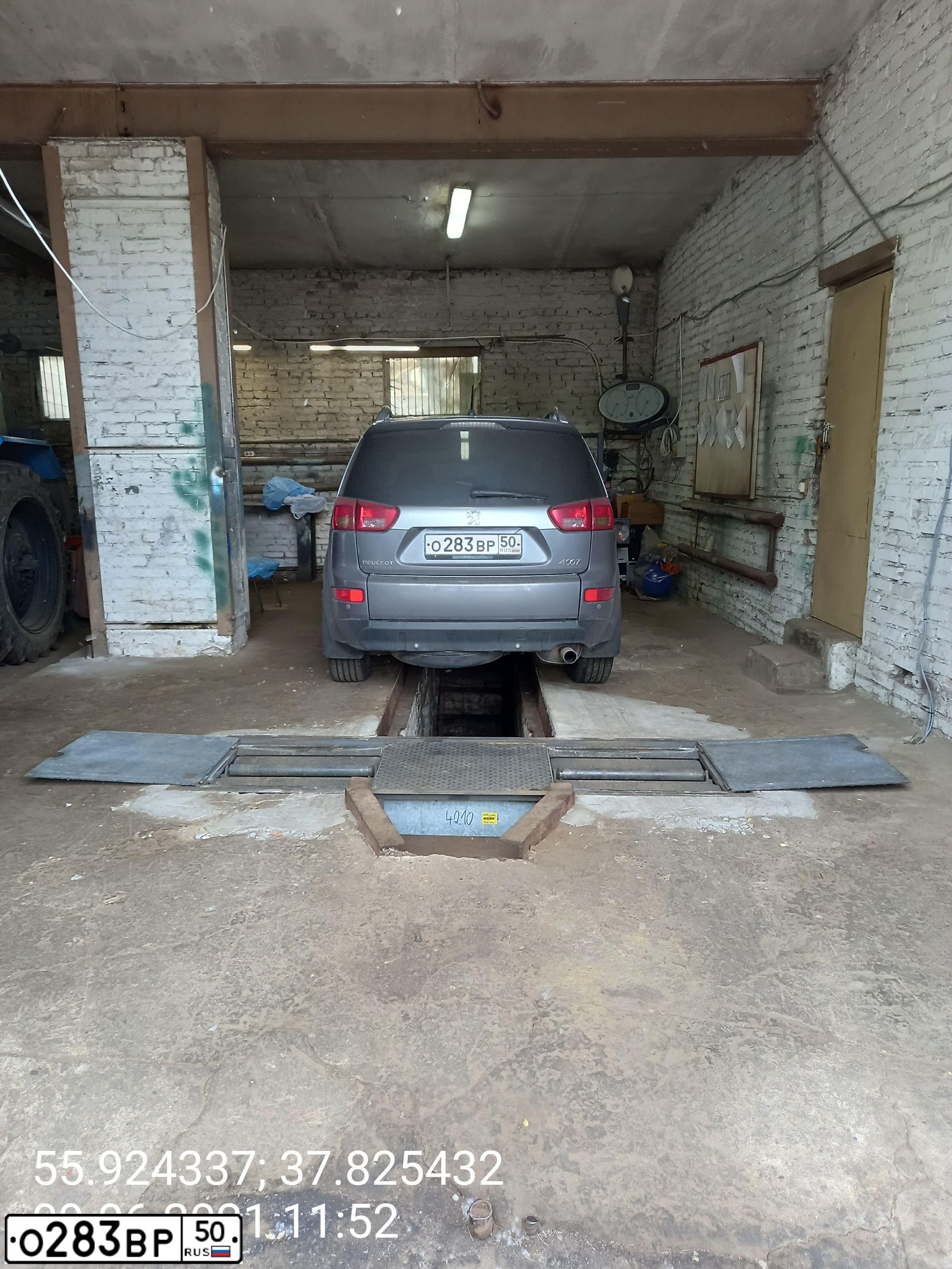 Фото автомобиля PEUGEOT 4007, 2012 — госномер О283ВР50. Цвет: СЕРЫЙ