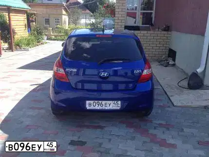 Фото автомобиля HYUNDAI I20, 2010 — госномер Т845НР72. Цвет: СИНИЙ