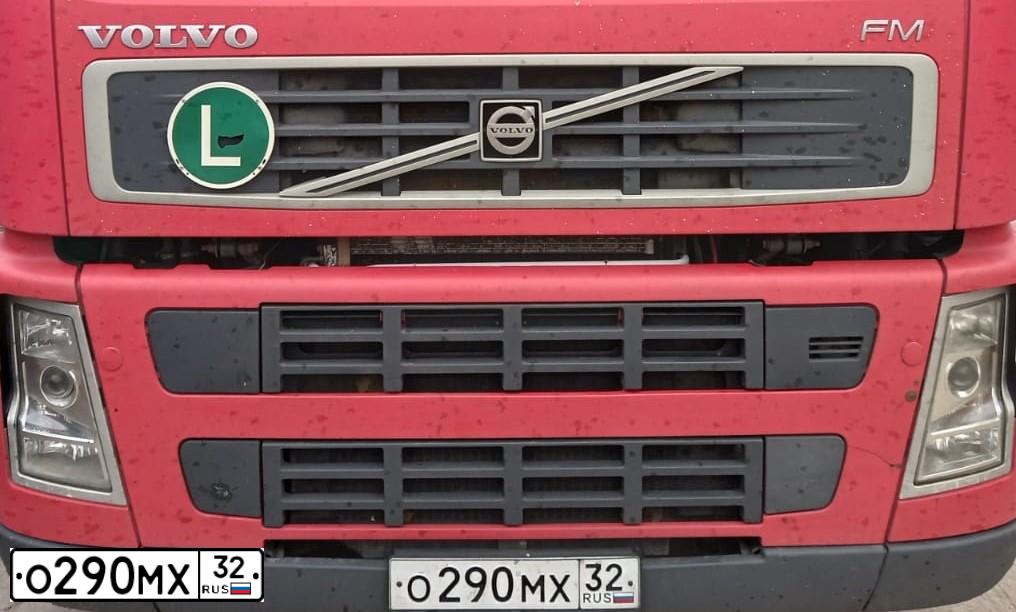 Фото автомобиля VOLVO SERIE FM /4X2/, 2008 — госномер О285СХ32. Цвет: Красный