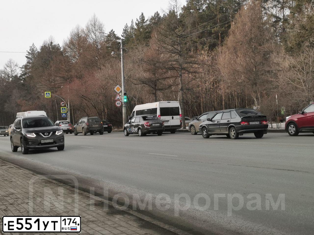Фото автомобиля HYUNDAI SOLARIS, 2020 — госномер Е551УТ174. Цвет: Белый