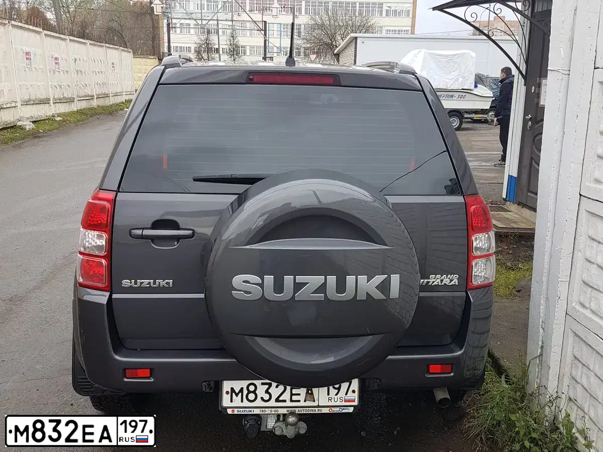 Фото автомобиля SUZUKI SX 4, 2007 — госномер М832ЕА197. Цвет: КРАСНЫЙ