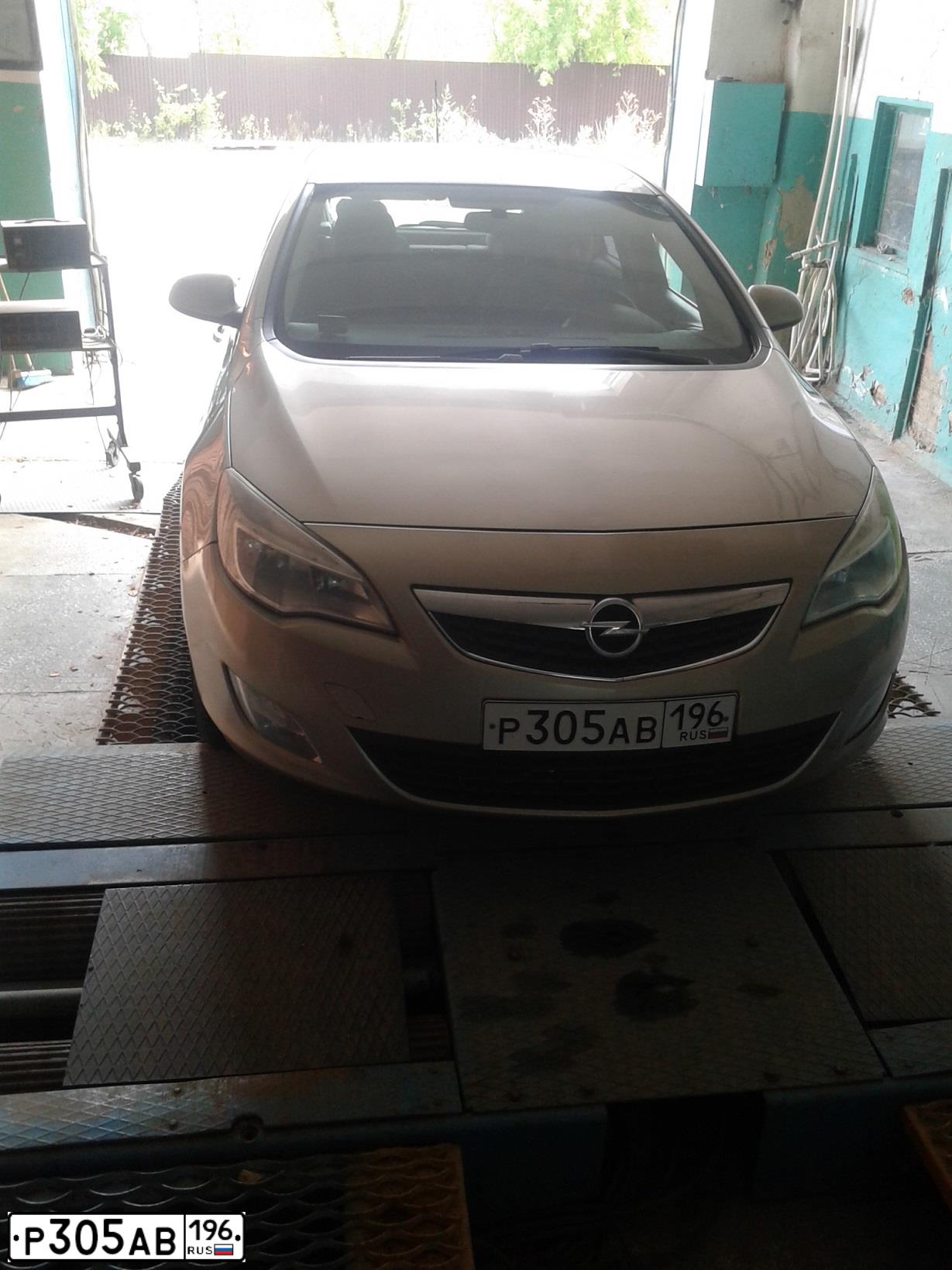 Фото автомобиля OPEL ASTRA, 2011 — госномер Р305АВ196. Цвет: БЕЖЕВЫЙ