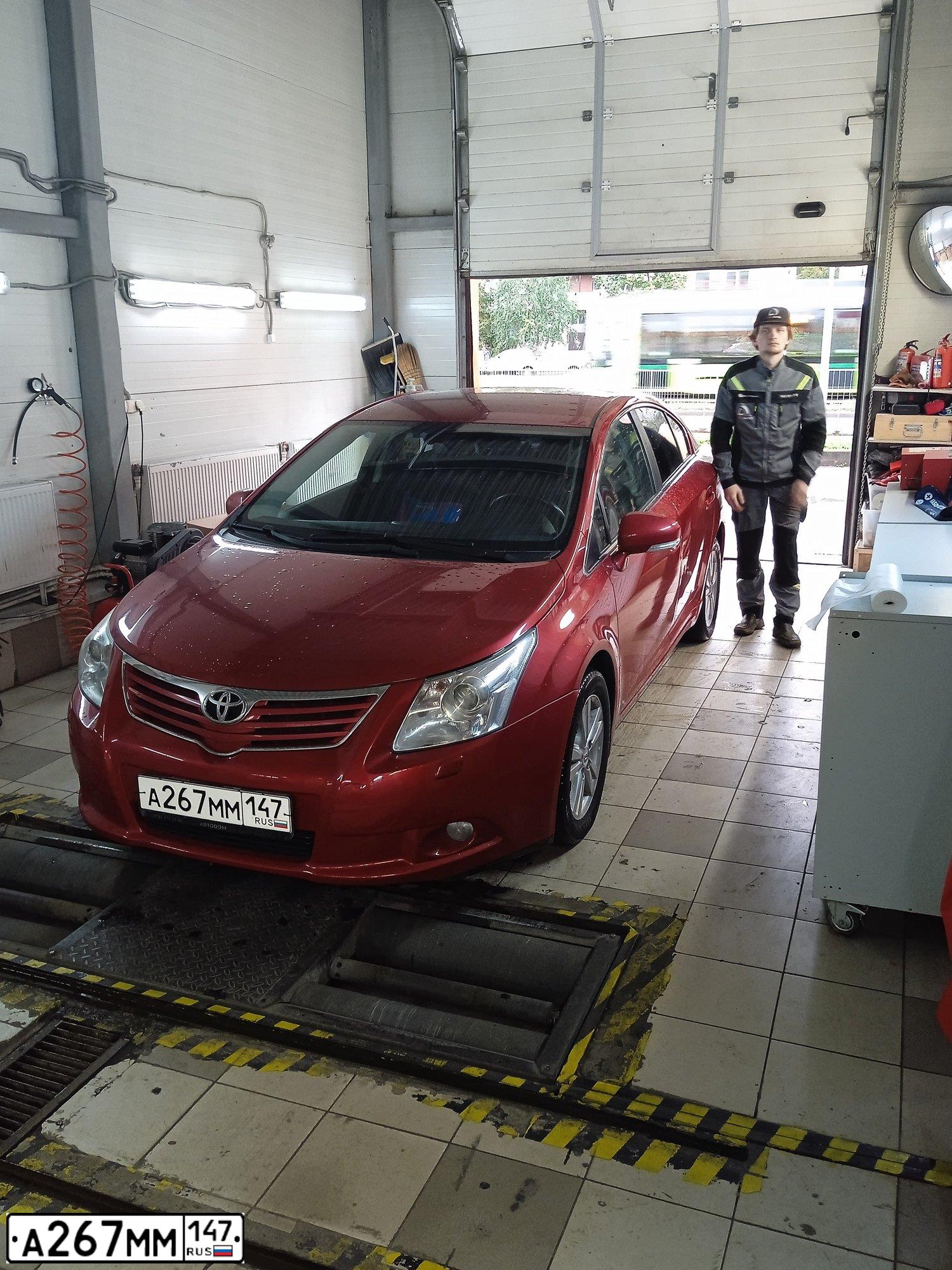 Фото автомобиля TOYOTA AVENSIS, 2009 — госномер С985МТ198. Цвет: Красный