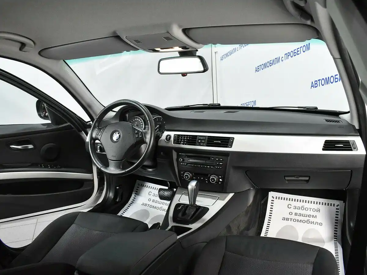 Фото автомобиля BMW SERIE 3, 2010 — госномер Т952ВН790. Цвет: Белый