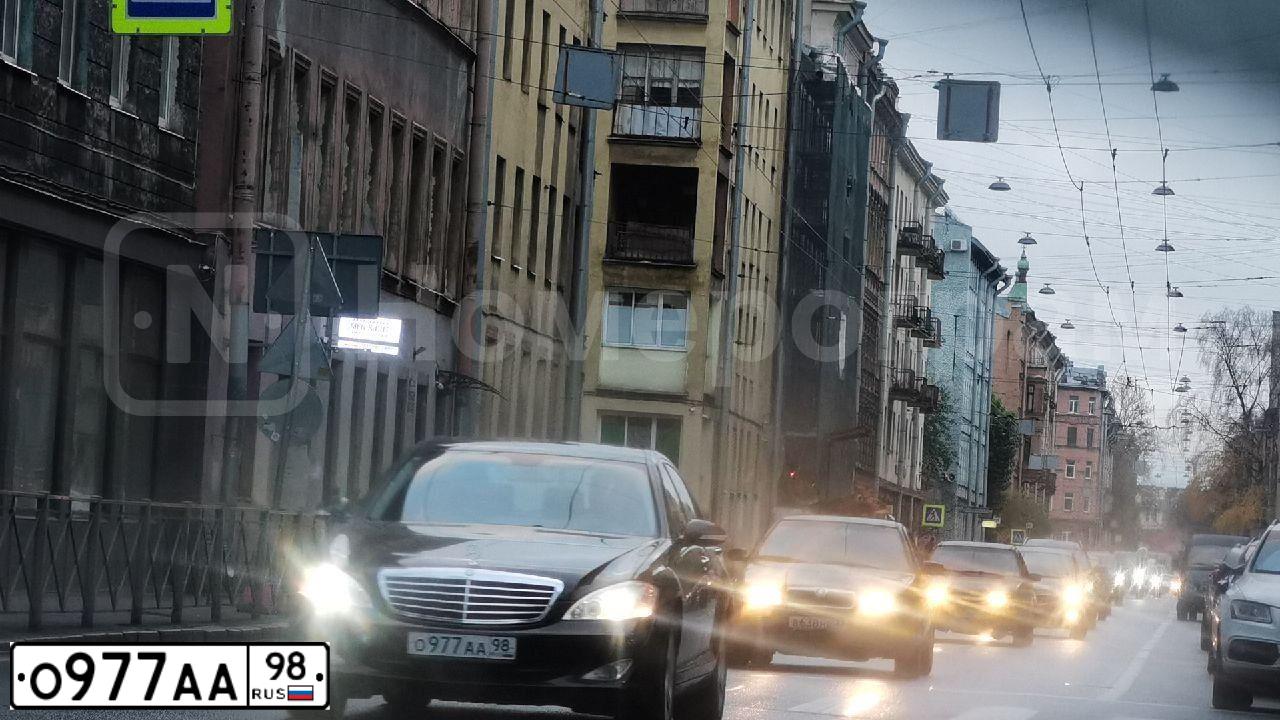Фото автомобиля MERCEDES S-KLASSE, 2007 — госномер О977АА98. Цвет: ЧЕРНЫЙ