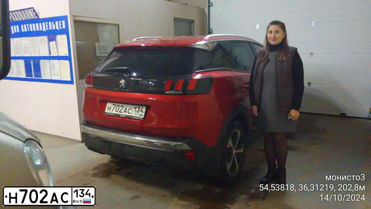 Фото автомобиля PEUGEOT 3008, 2020 — госномер Н702АС134. Цвет: Красный
