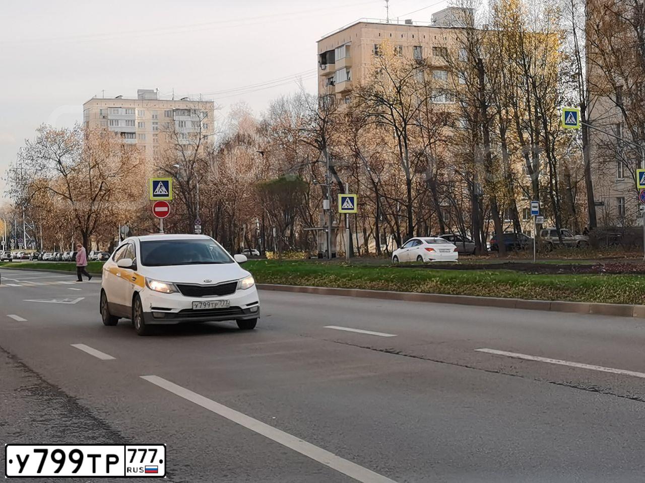 Фото автомобиля KIA RIO, 2016 — госномер У799ТР777. Цвет: БЕЛЫЙ-ЖЕЛТЫЙ-СЕРЫЙ