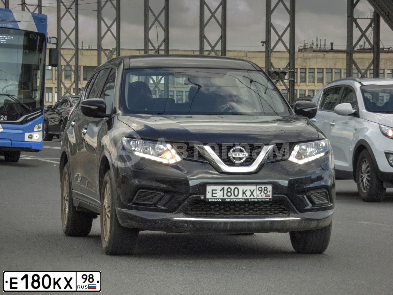 Фото автомобиля NISSAN QASHQAI, 2011 — госномер Е180КХ98. Цвет: ФИОЛЕТОВЫЙ