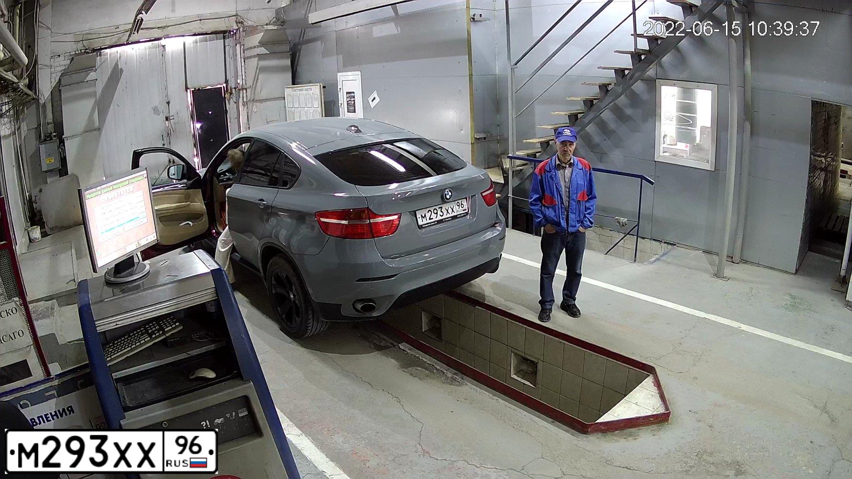 Фото автомобиля BMW X6, 2008 — госномер О165НУ196. Цвет: СЕРЫЙ