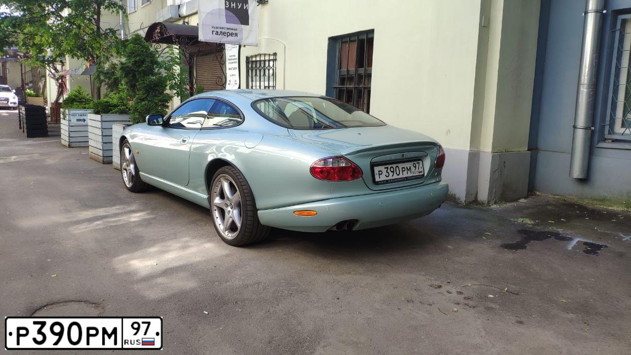 Фото автомобиля JAGUAR XKR-SERIE, 2004 — госномер Р390РМ97. Цвет: Серебристый