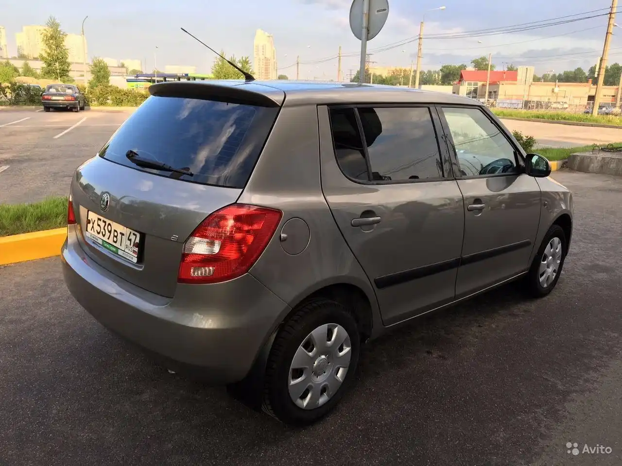 Фото автомобиля SKODA FABIA, 2008 — госномер А406ХМ147. Цвет: СЕРЫЙ