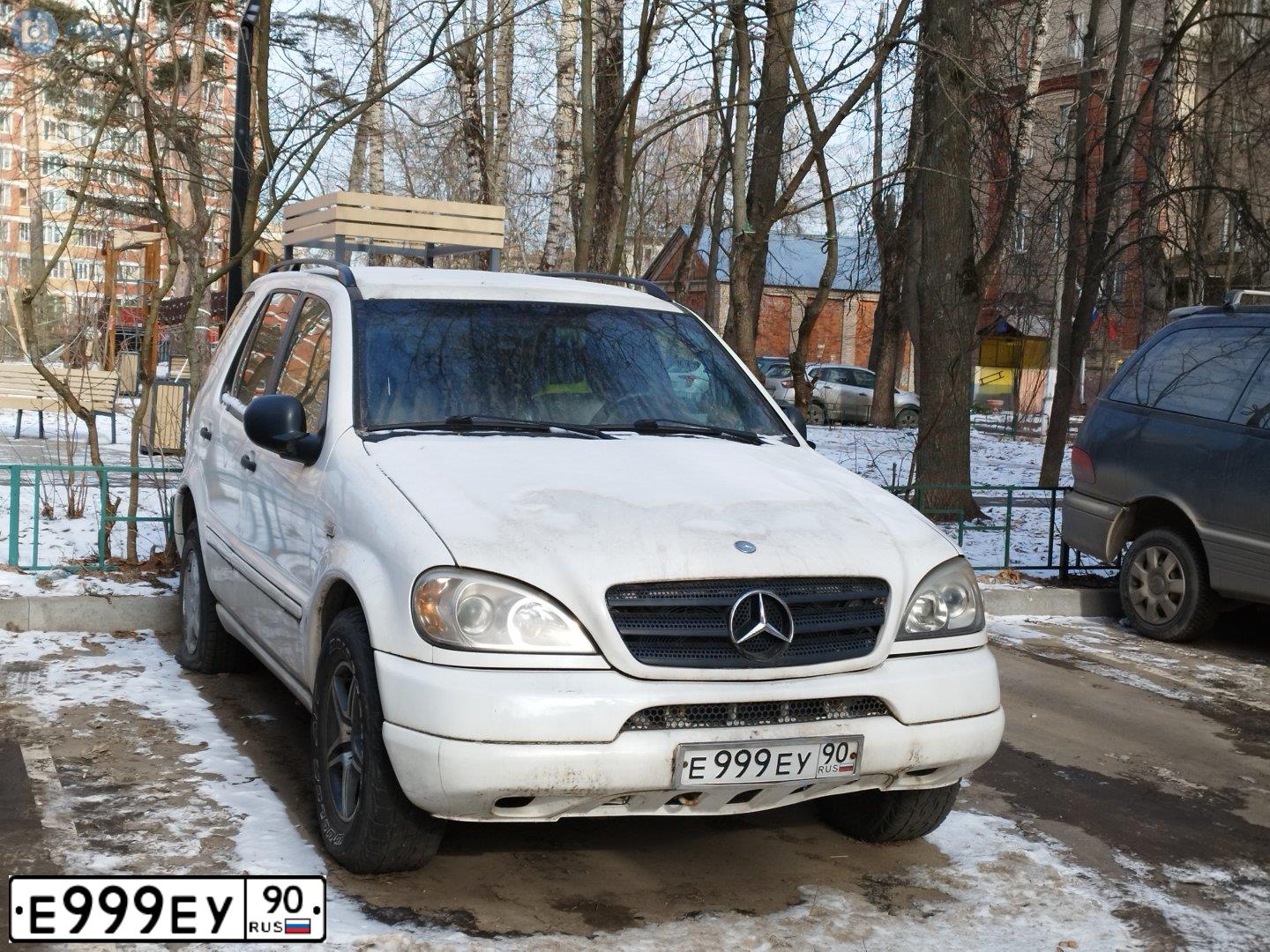 Фото автомобиля MERCEDES M-KLASSE, 1998 — госномер Е999ЕУ90. Цвет: БЕЛЫЙ