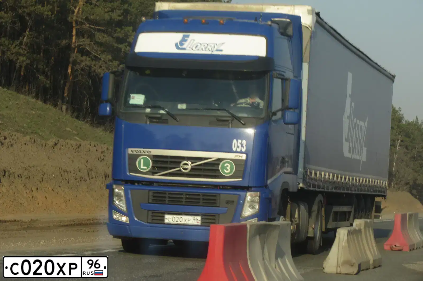 Фото автомобиля VOLVO SERIE FH /4X2/, 2011 — госномер Р597ОН05. Цвет: синий
