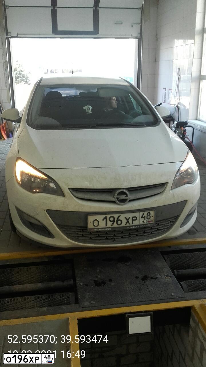 Фото автомобиля OPEL ASTRA, 2013 — госномер О196ХР48. Цвет: Белый