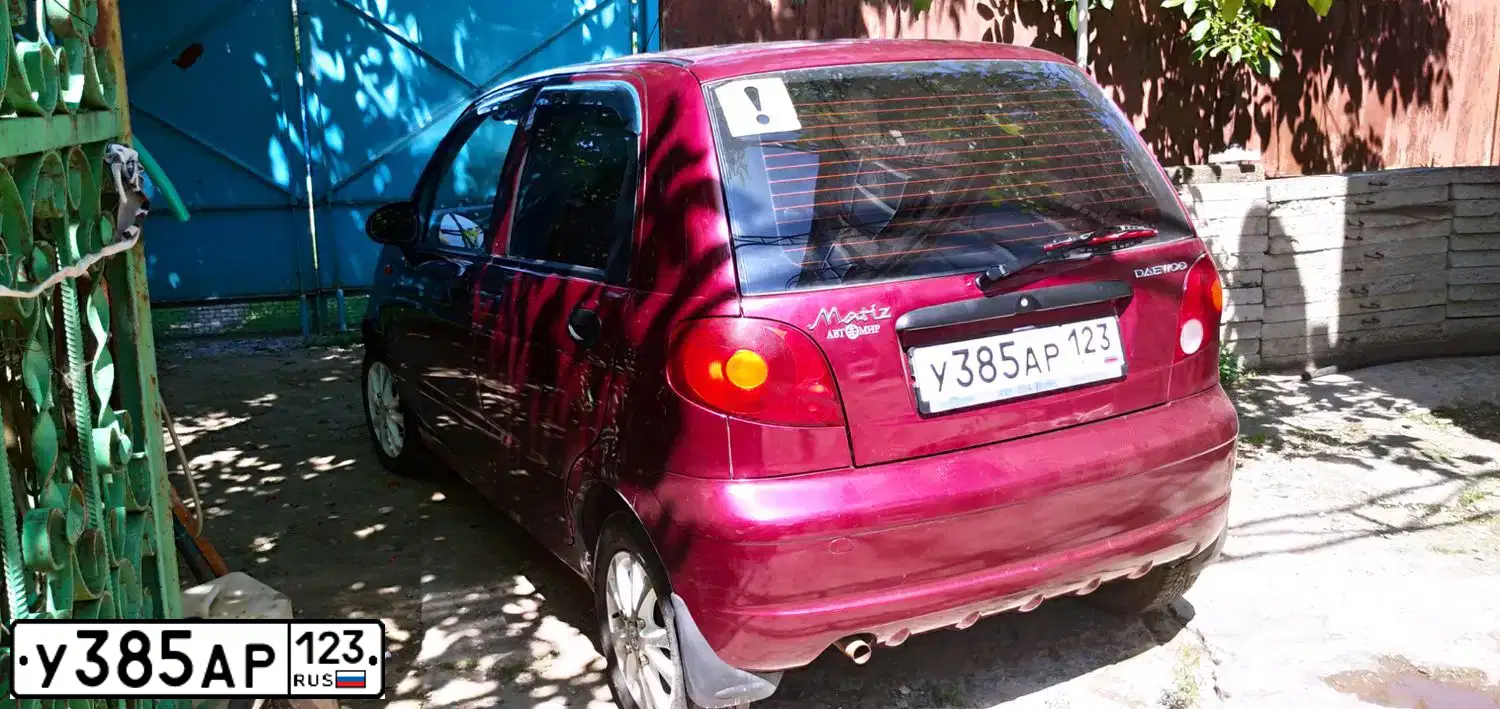 Фото автомобиля DAEWOO MATIZ, 2008 — госномер У385АР123. Цвет: ВИШНЕВЫЙ