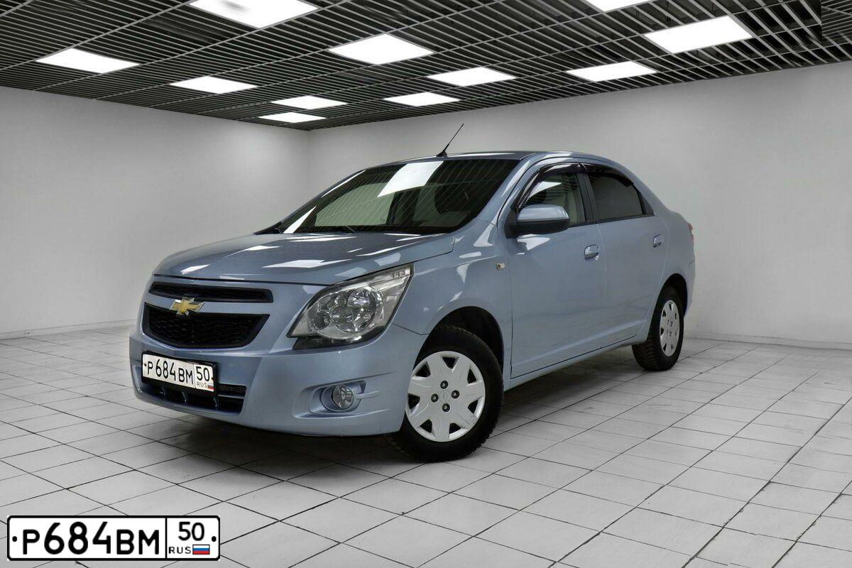 Фото автомобиля CHEVROLET COBALT, 2013 — госномер М808ТР799. Цвет: СВЕТЛО-СЕРЫЙ
