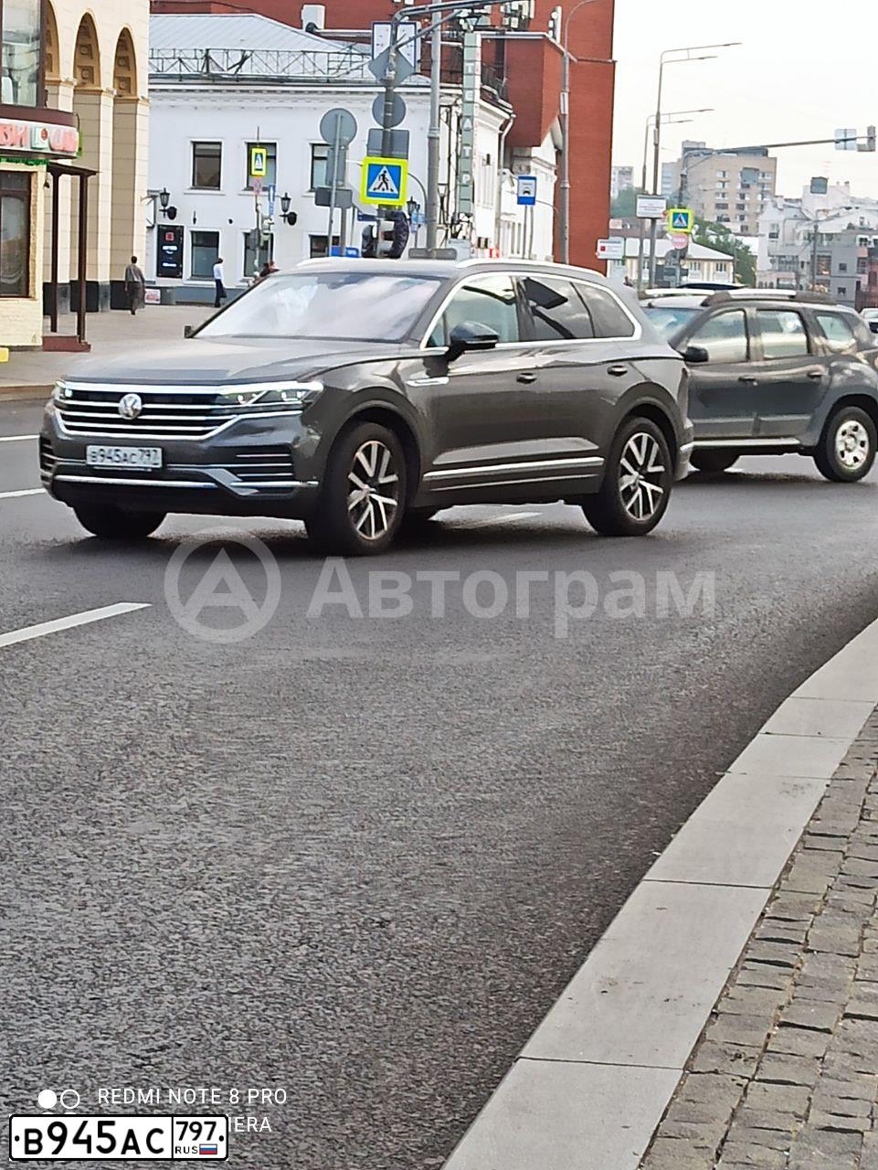 Фото автомобиля VOLKSWAGEN TOUAREG, 2020 — госномер В945АС797. Цвет: СЕРЫЙ