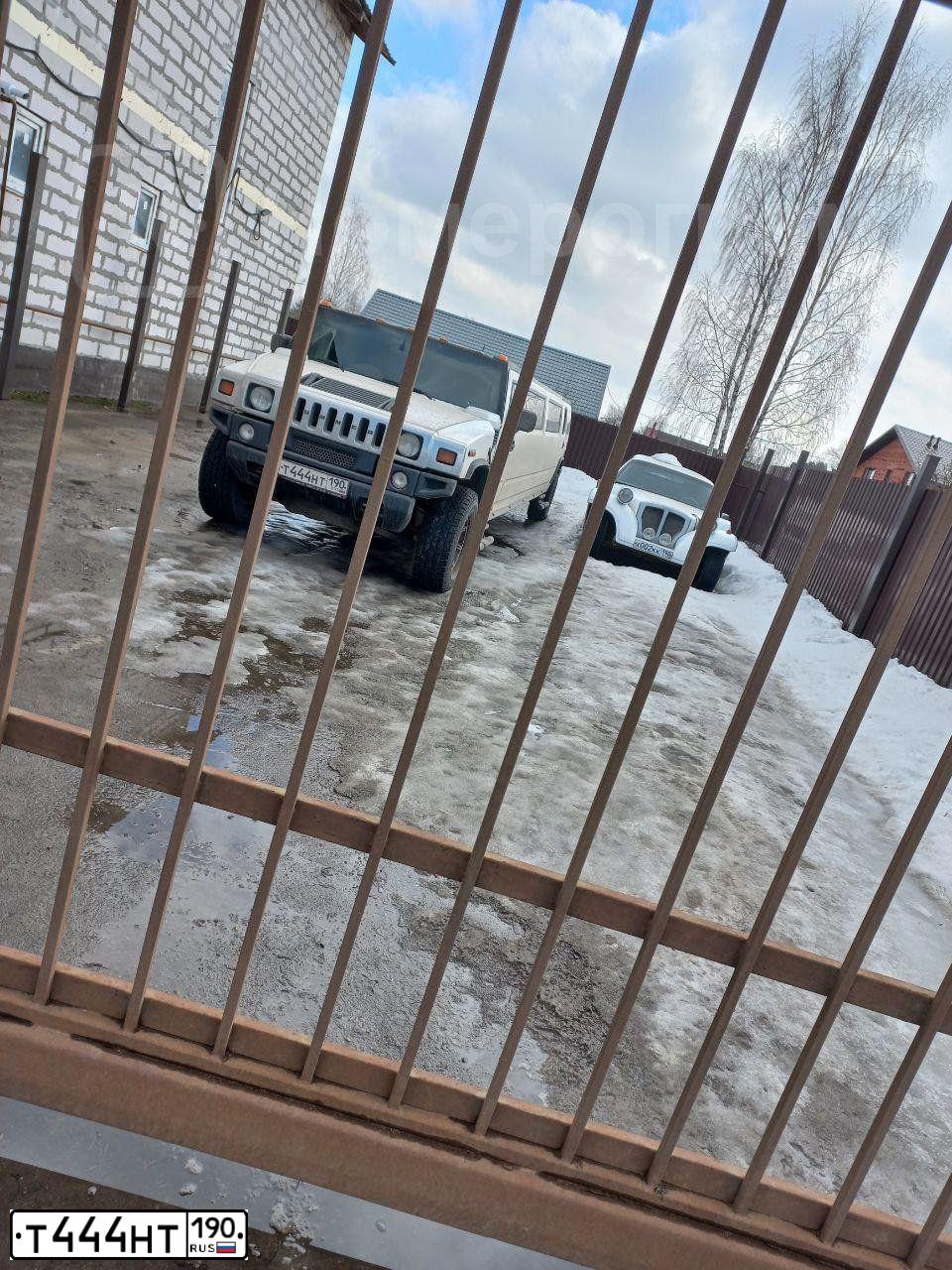 Фото автомобиля HUMMER H2, 2003 — госномер Т444НТ190. Цвет: БЕЛЫЙ