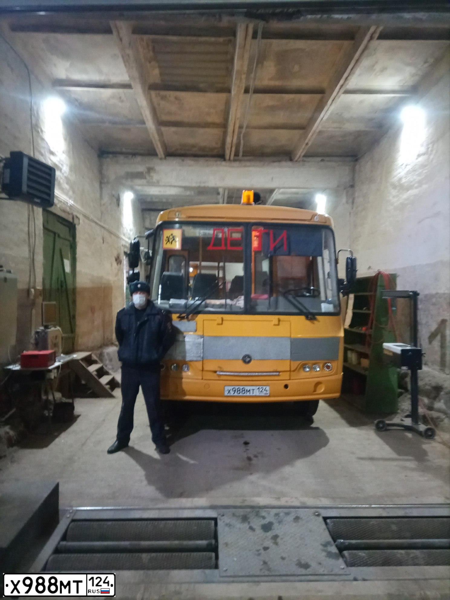 Фото автомобиля PAZ 3205, 2015 — госномер Х988МТ124. Цвет: ЖЕЛТЫЙ