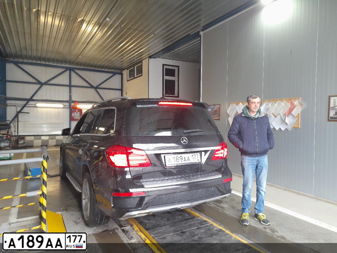 Фото автомобиля TOYOTA LANDCRUISER 200, 2007 — госномер Р077МХ77. Цвет: ЧЕРНЫЙ