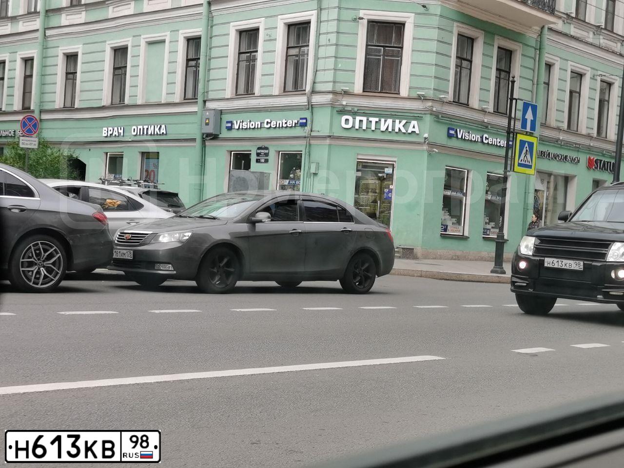 Фото автомобиля MITSUBISHI PAJERO, 2006 — госномер А037КЕ147. Цвет: ТЕМНО-СИНИЙ