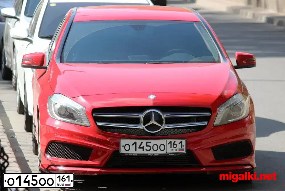 Фото автомобиля MERCEDES-BENZ A180, 2015 — госномер Х009МВ761. Цвет: Красный