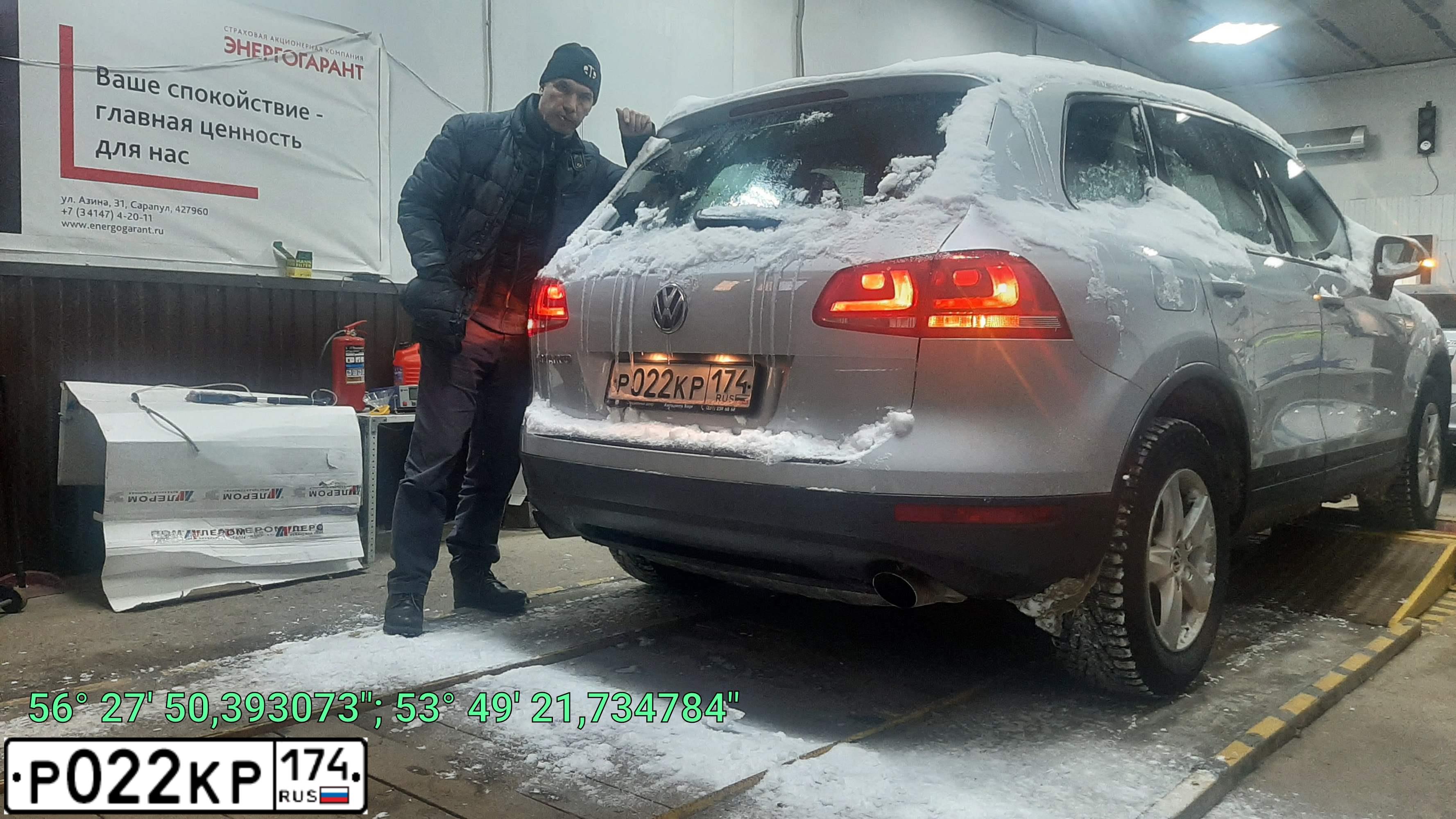 Фото автомобиля VOLKSWAGEN TOUAREG, 2012 — госномер Р022КР174. Цвет: СЕРЕБРИСТЫЙ