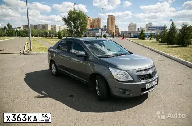 Фото автомобиля CHEVROLET COBALT, 2013 — госномер В637ОС180. Цвет: Серый