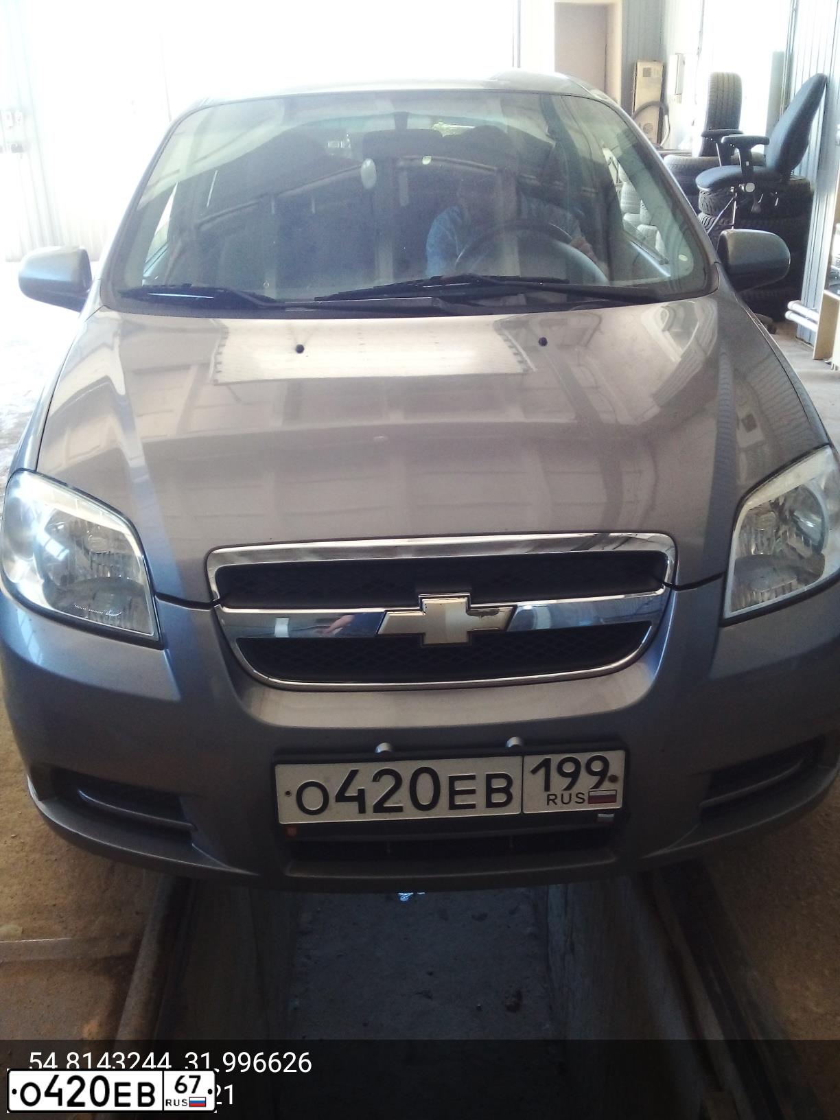 Фото автомобиля CHEVROLET AVEO, 2007 — госномер О420ЕВ67. Цвет: СЕРЫЙ
