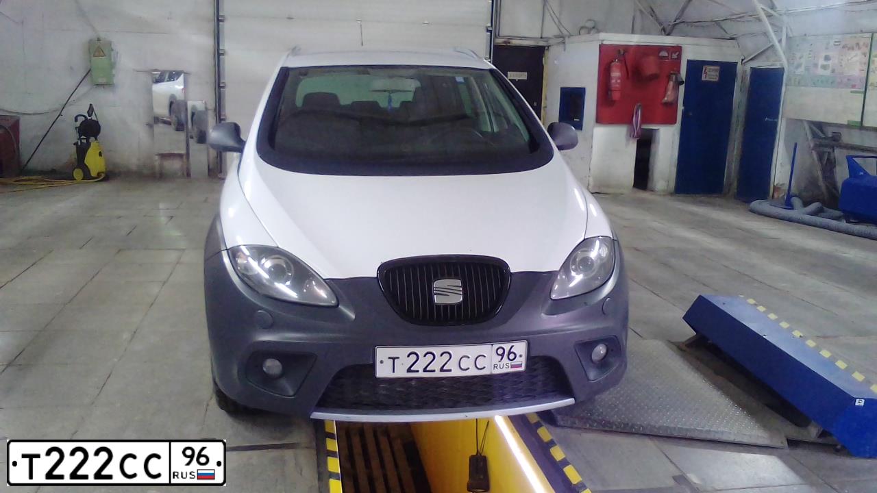 Фото автомобиля SEAT LEON, 2013 — госномер А303РР196. Цвет: Белый