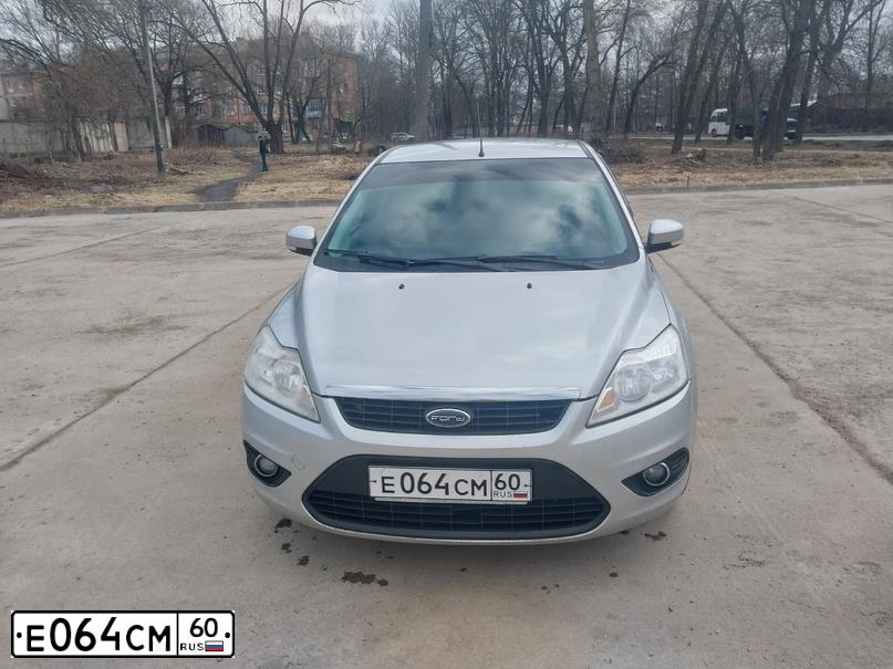 Фото автомобиля FORD FOCUS, 2008 — госномер Е064СМ60. Цвет: СЕРЕБРИСТЫЙ