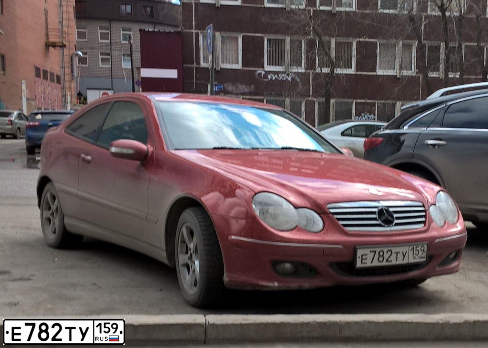 Фото автомобиля MERCEDES-BENZ C180, 2006 — госномер Р004УХ59. Цвет: Красно-оранжевый